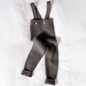 Strikkebukse med seler i ribb - garnpakke i Bluum Soft Merino Ull