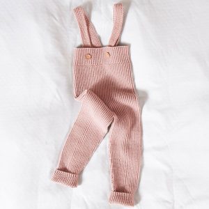 Strikkebukse med seler i ribb - garnpakke i Bluum Soft Merino Ull