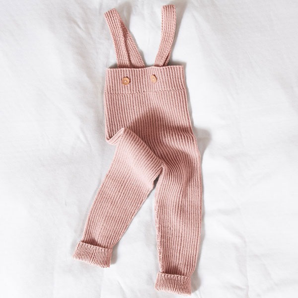 Strikkebukse med seler i ribb - garnpakke i Bluum Soft Merino Ull