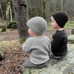 Strikkegenser Hugo med lue Latte - garnpakke i Bluum Soft Merino Ull