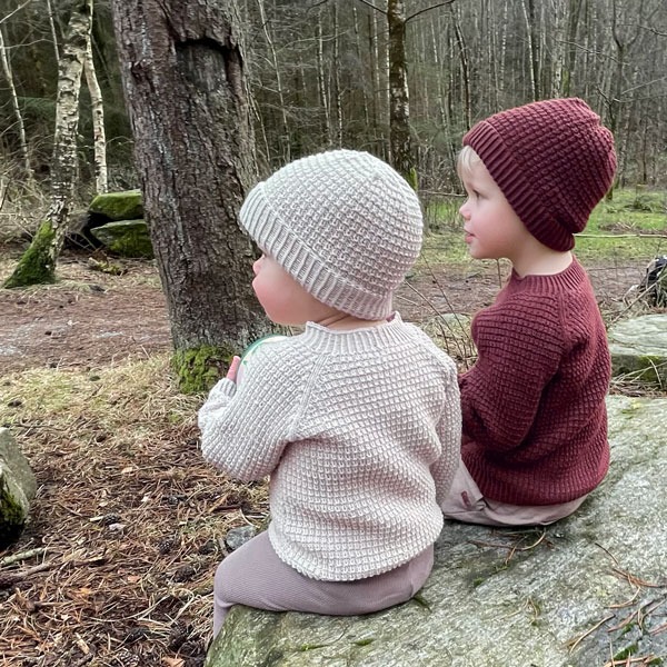 Strikkegenser Hugo med lue Latte - garnpakke i Bluum Soft Merino Ull