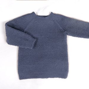 Strikkegenser Hugo med lue Lys denim - garnpakke i Bluum Soft Merino Ull