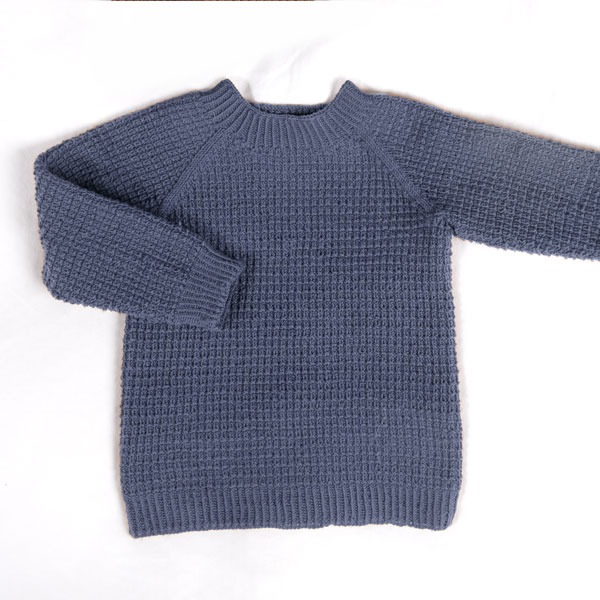 Strikkegenser Hugo med lue Lys denim - garnpakke i Bluum Soft Merino Ull