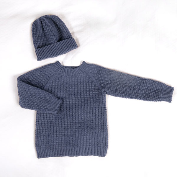 Strikkegenser Hugo med lue Lys denim - garnpakke i Bluum Soft Merino Ull