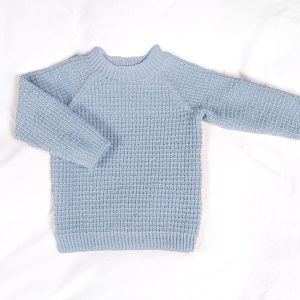 Strikkegenser Hugo med lue Lys blå - garnpakke i Bluum Soft Merino Ull