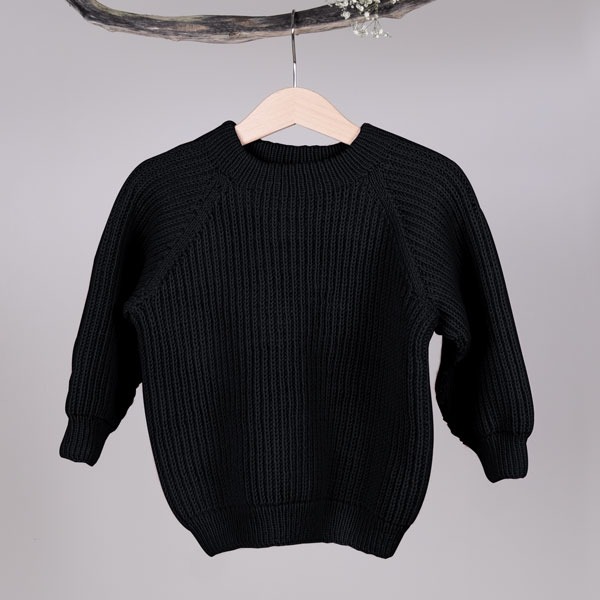 Strikkegenser Noah Svart - garnpakke i Bluum Soft Merino Ull