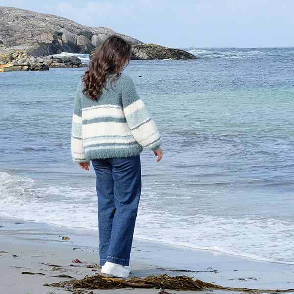 Strikkegenser Sjøgress til dame - garnpakke fra Bluum i Fnugg