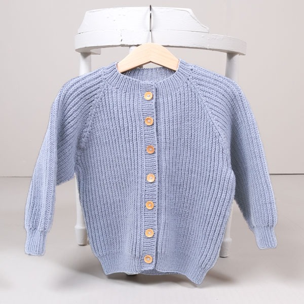 Strikkejakke Noah - garnpakke i Bluum Soft Merino Ull