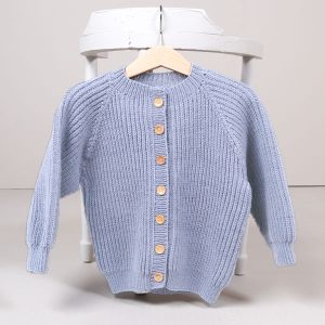 Strikkejakke Noah - garnpakke i Bluum Soft Merino Ull
