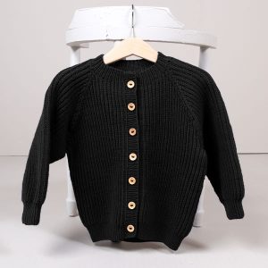 Strikkejakke Noah Svart - garnpakke i Bluum Soft Merino Ull