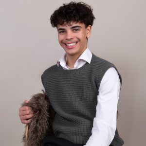 Strikkevest Robin til herre Svart og grått - garnpakke i Bluum Soft Merino Ull