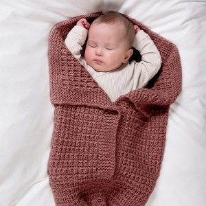 Strikk Kosepose Klara - garnpakke fra Bluum i Møy alpakka og ull