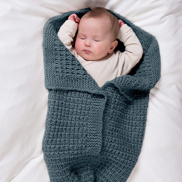 Strikk Kosepose Klara - garnpakke fra Bluum i Møy alpakka og ull