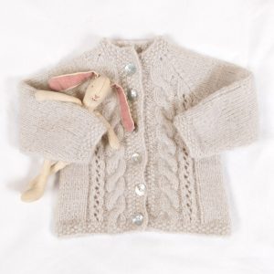 Strikkejakke Flette m/lue - garnpakke fra Bluum i Fluffy