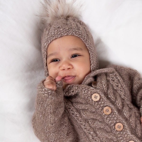 Strikkejakke-Flette-mlue-ga-15.jpeg Strikkejakke Flette m/lue - garnpakke fra Bluum i Fluffy