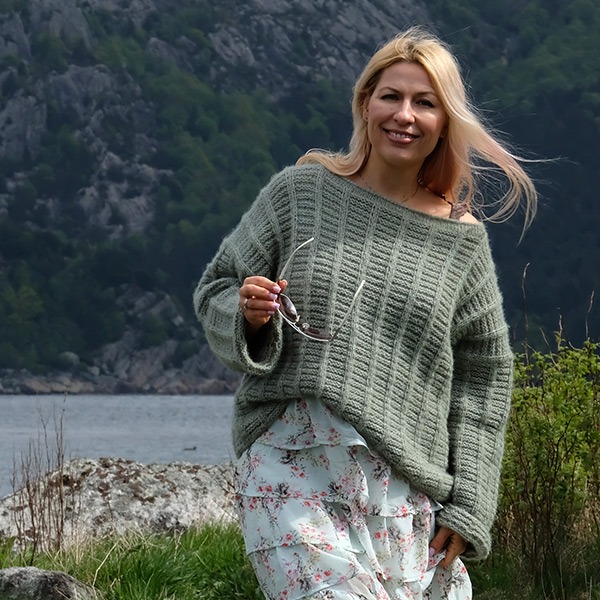 Strikkegenser Bjørk til dame - garnpakke fra Bluum i Fluffy