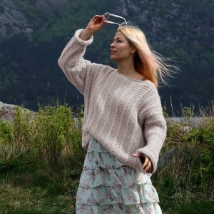 Strikkegenser Bjørk til dame - garnpakke fra Bluum i Fluffy