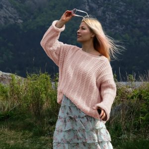 Strikkegenser Bjørk til dame - garnpakke fra Bluum i Fluffy