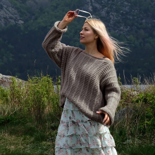 Strikkegenser Bjørk til dame - garnpakke fra Bluum i Fluffy