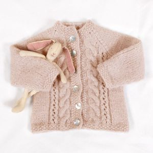 Strikkejakke Flette m/lue - garnpakke fra Bluum i Fluffy