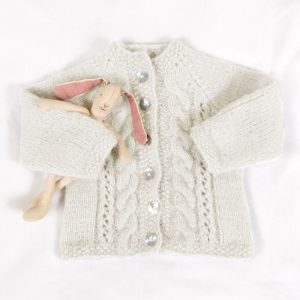 Strikkejakke Flette m/lue - garnpakke fra Bluum i Fluffy