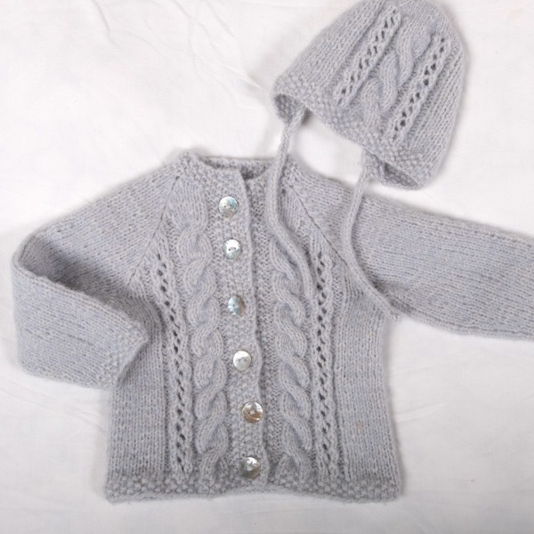 Strikkejakke Flette m/lue - garnpakke fra Bluum i Fluffy