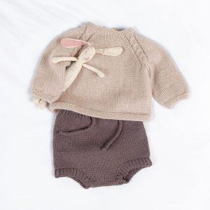 Strikkegenser Kamelia med bleiebukse - garnpakke fra Bluum i Sunset in Sahara