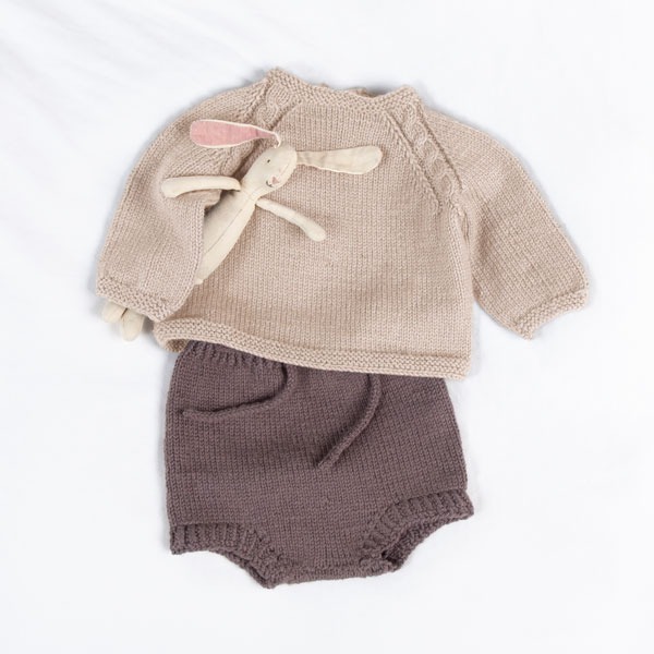 Strikkegenser Kamelia med bleiebukse - garnpakke fra Bluum i Sunset in Sahara