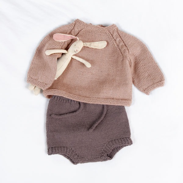 Strikkegenser Kamelia med bleiebukse - garnpakke fra Bluum i Sunset in Sahara