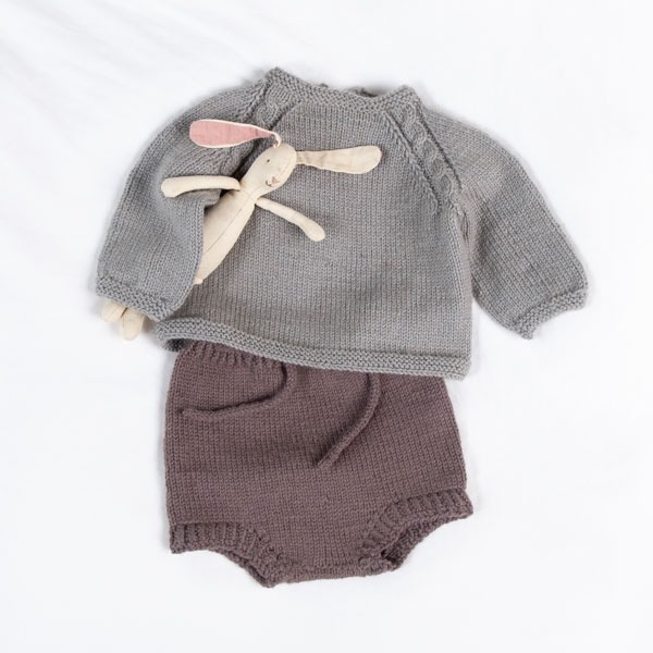 Strikkegenser Kamelia med bleiebukse - garnpakke fra Bluum i Sunset in Sahara