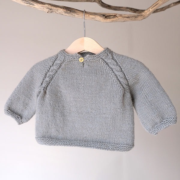 Strikkegenser Kamelia med bleiebukse - garnpakke fra Bluum i Sunset in Sahara