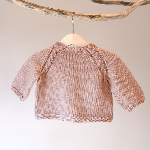 Strikkegenser Kamelia med bleiebukse - garnpakke fra Bluum i Sunset in Sahara