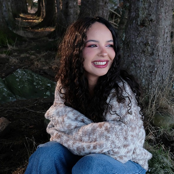 Strikkegenser Maja til dame - garnpakke fra Bluum i Fnugg