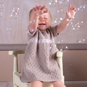 Strikkekjole Alva - garnpakke i Bluum Soft Merino Ull