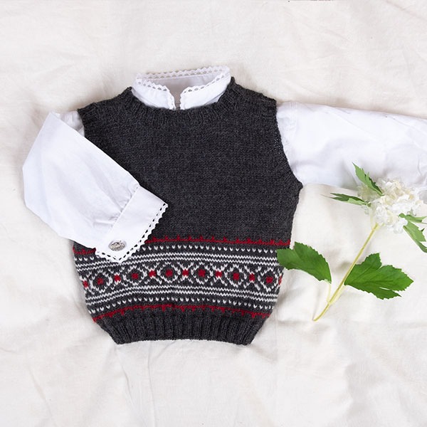 Strikk Festsett m/vest, nikkers og lue - garnpakke i Bluum Pure Eco Baby