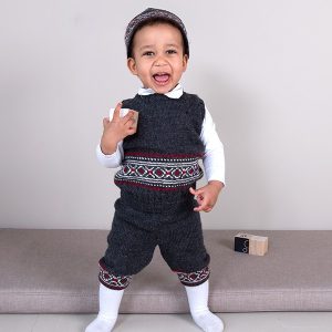 Strikk Festsett m/vest, nikkers og lue - garnpakke i Bluum Pure Eco Baby