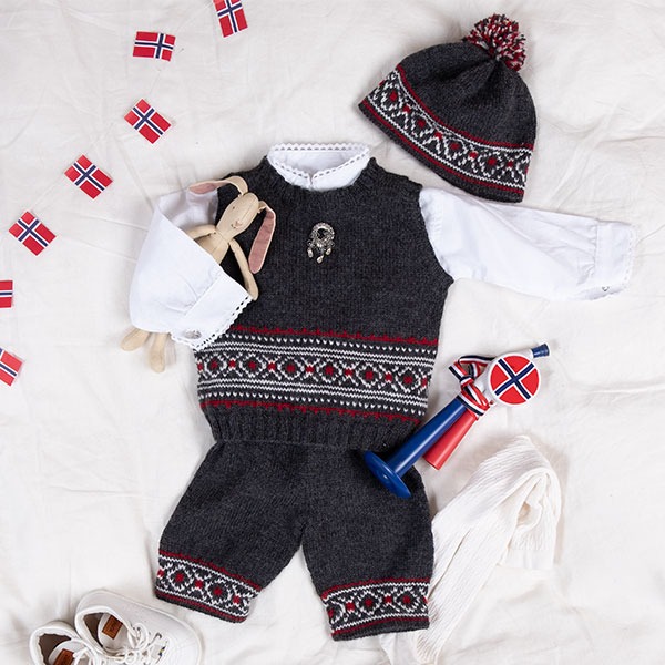 Strikk Festsett m/vest, nikkers og lue - garnpakke i Bluum Pure Eco Baby