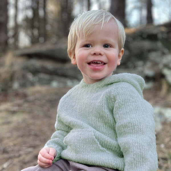 Strikk hettegenser Vårbris - garnpakke fra Bluum i Fluffy