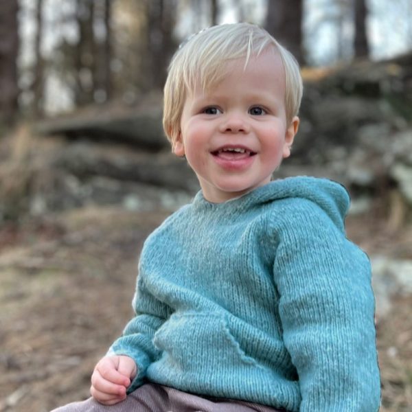 Strikk hettegenser Vårbris - garnpakke fra Bluum i Fluffy