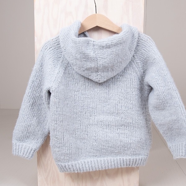 Strikk hettegenser Vårbris - garnpakke fra Bluum i Fluffy