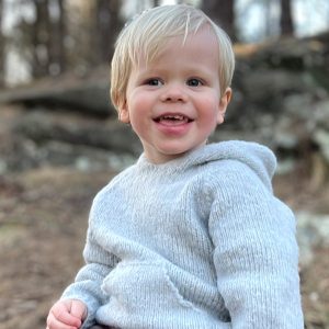 Strikk hettegenser Vårbris - garnpakke fra Bluum i Fluffy