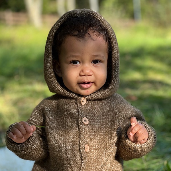 Strikkedress med hette - garnpakke fra Bluum i Fluffy