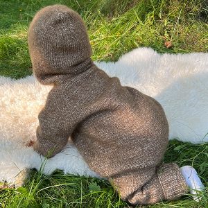 Strikkedress med hette - garnpakke fra Bluum i Fluffy