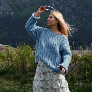 Strikkegenser Bjørk til dame - garnpakke fra Bluum i Fluffy