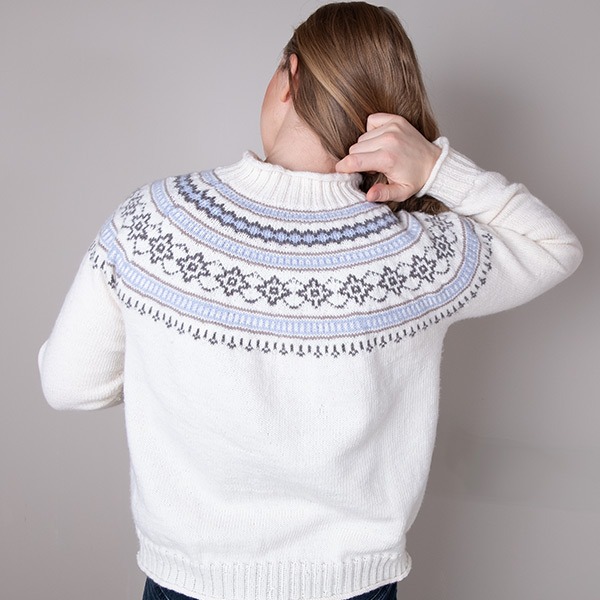 Strikkegenser Ingrid til dame - garnpakke i Bluum Soft Merino Ull