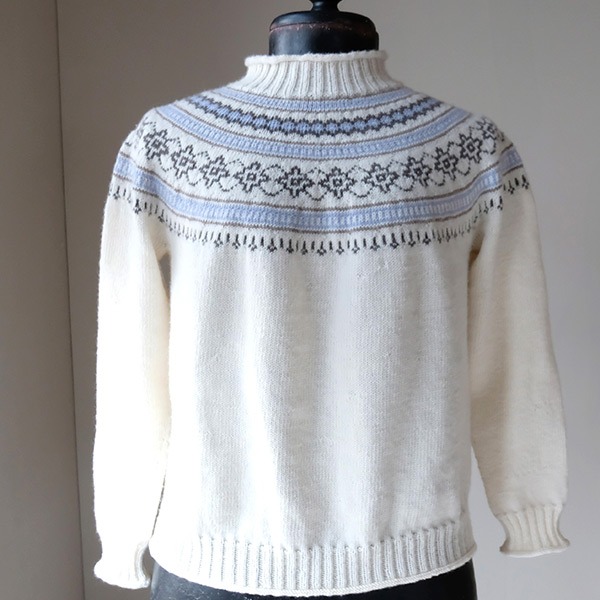 Strikkegenser Ingrid til dame - garnpakke i Bluum Soft Merino Ull