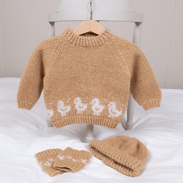 Strikkegenser Lille Kylling m/lue og leggvarmere - garnpakke fra Bluum i Fluffy og Faerytale