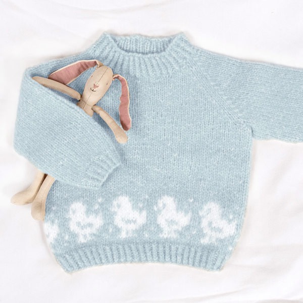 Strikkegenser Lille Kylling m/lue og leggvarmere - garnpakke fra Bluum i Fluffy og Faerytale