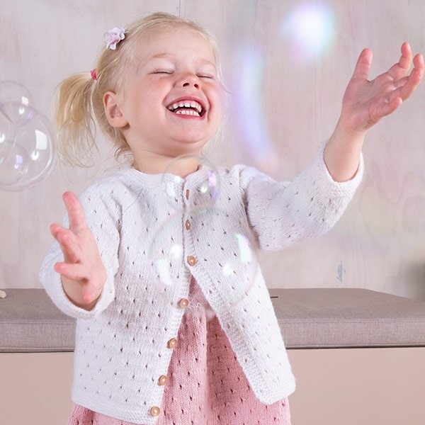 Strikkejakke-Madicken-garnpa-2-1-1-1.jpeg Strikkejakke Madicken - garnpakke i Bluum Soft Merino Ull