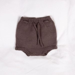 Strikk Bleiebukse Kamelia - garnpakke fra Bluum i Sunset in Sahara